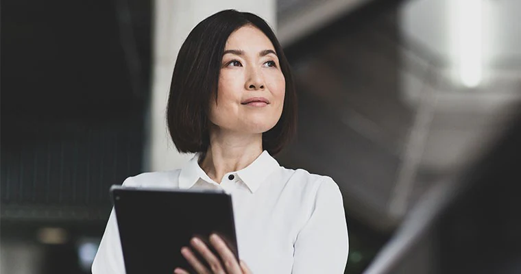 Woman using her tablet to check account information on Smartbanking